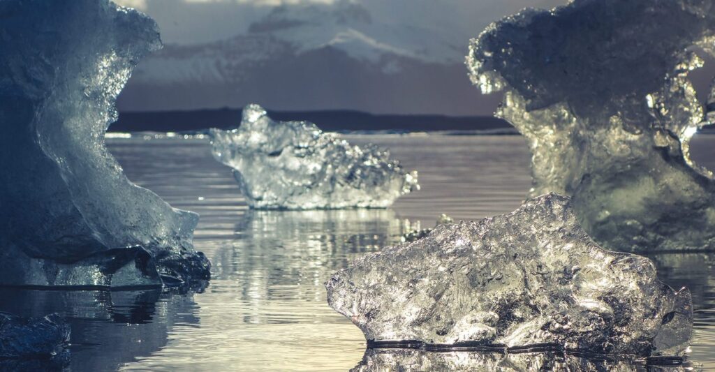Une photo d'iceberg symbolisant la partie consciente et inconsciente de notre psychée