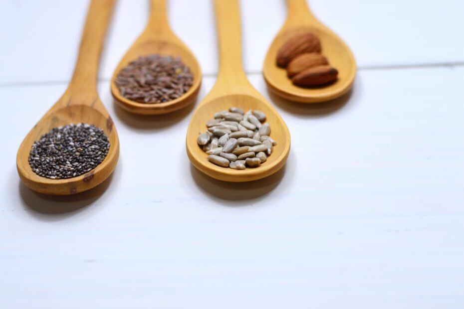 4 cuillères en bois avec des oléagineux (graine de chia, de lin, amande) riches en oméga 3 pour améliorer la santé cérébrale