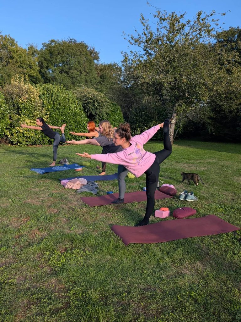 Groupe de yogis dans la posture du danseur Natarajasana