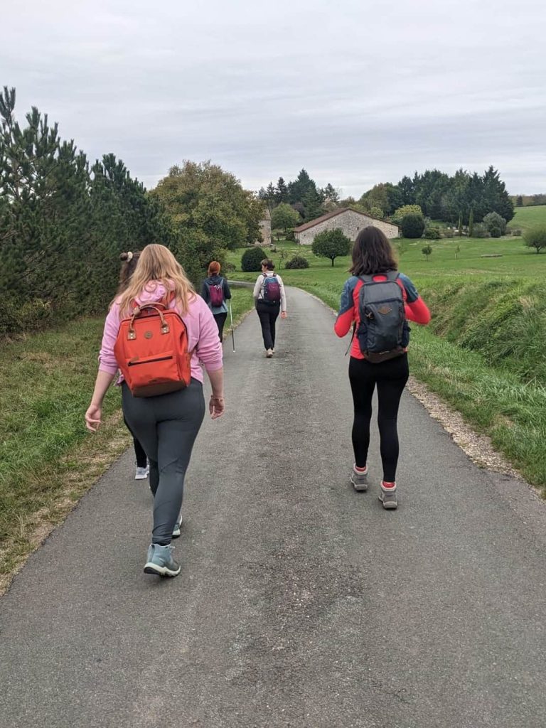 Randonnée avant les cours de yoga, photo prise de dos