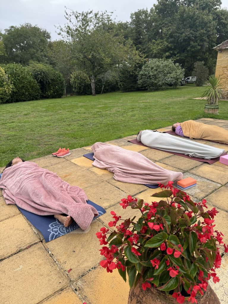 Savasana ou relaxation finale au bord de la piscine